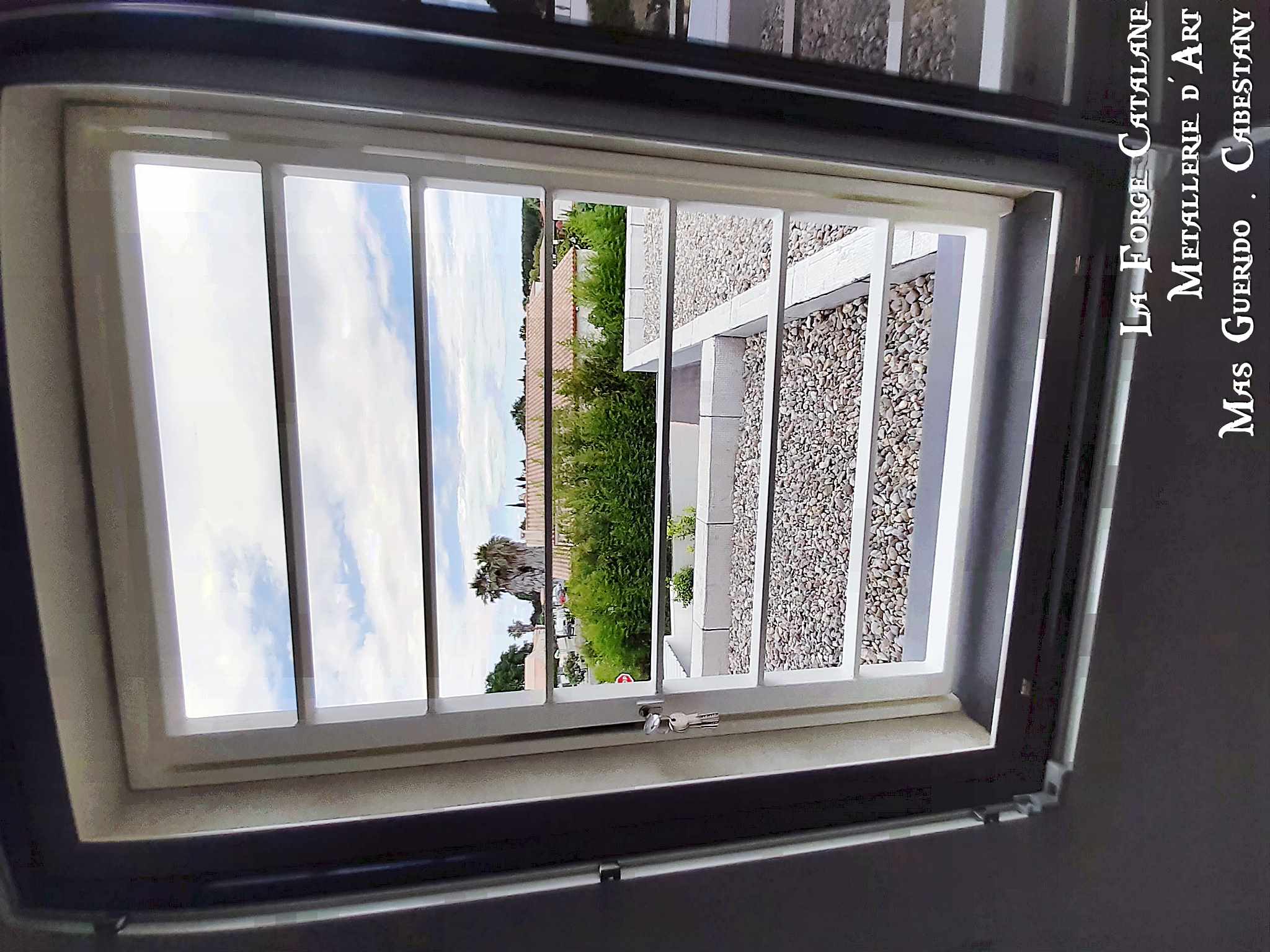 grille de protection simple ouvrante forge catalane.jpg